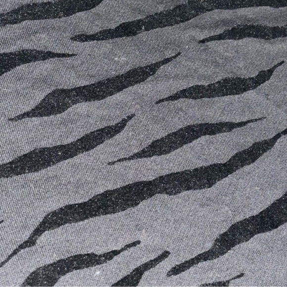 Time and tru Black and grey tiger print sweater - Picture 4 of 7